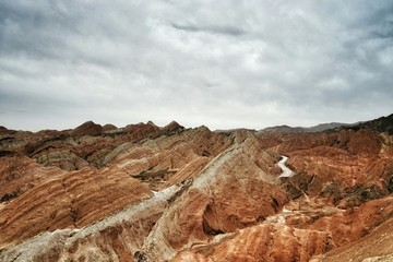 Dramatische Landschaft gegen den Himmel im Zhangye Danxia National Geological Park