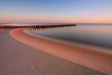 Wschód słońca na wybrzeżu Morza Bałtyckiego,plaża w  Kołobrzegu,Polska.