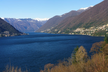Obraz na płótnie Canvas Winter landscape along the Como lake near Bellagio