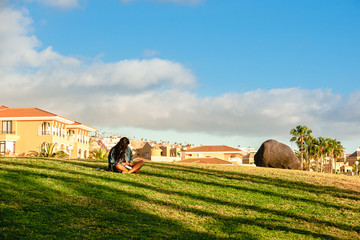 Obraz premium lonely woman lies on the beach and reads an e-book