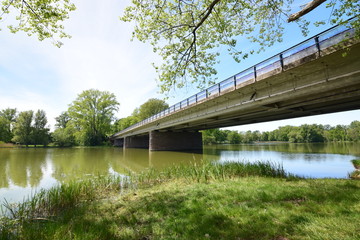 Spannbetonbrücke über einen Kiesteich in Hannover
