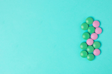 Obraz premium Mixed pills on a blue background with copyspace