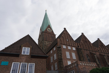 Fototapeta na wymiar St. Martini-Kirche in Bremen - Blick von der Weser Uferpromenade