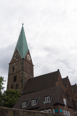 Fototapeta premium St. Martini-Kirche in Bremen - Blick von der Weser Uferpromenade