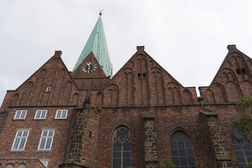 Obraz premium St. Martini-Kirche in Bremen - Blick von der Weser Uferpromenade