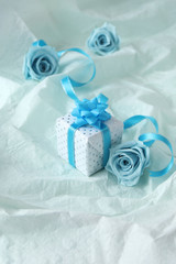 プレゼントと青いバラ（プリザーブドフラワー）（ドレープにした和紙）