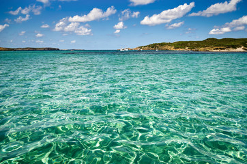 Fototapeta na wymiar Kristallklares Wasser in der Bucht von Es Grau auf Menorca