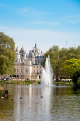 Fototapeta na wymiar Parque de Londres con una preciosa fuente.