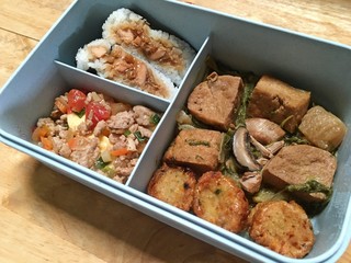 Boiled vegetable tofu and crispy Tofu and salmon sushi