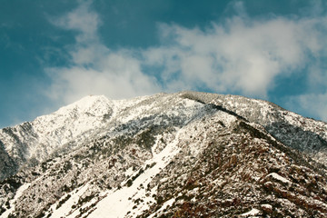 Restos de nieve sobre una montaña de los pirineos