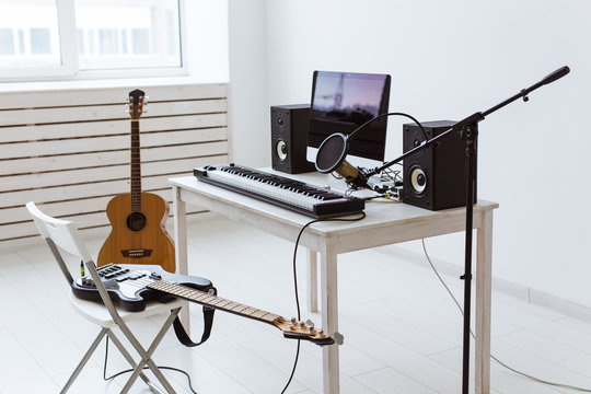 How to Choose the Perfect Studio Desk for Music Production