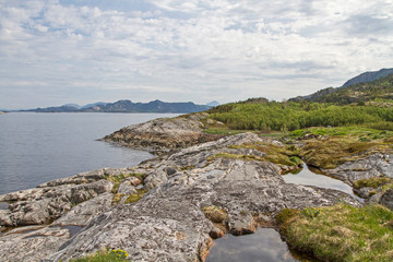 Fototapeta na wymiar Felsküste am Nordsaltenfjord