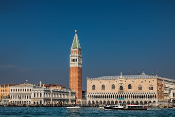 Fototapeta na wymiar venedig, italien - panorama von san marco mit campanile und palazzo ducale
