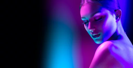 Fototapeten High Fashion Model Frau in bunten hellen Neonlichtern posiert im Studio, Nachtclub. Porträt des schönen Mädchens im UV. Kunstdesign buntes Make-up. Auf buntem, lebendigem Hintergrund, Kunstdesign. © Subbotina Anna
