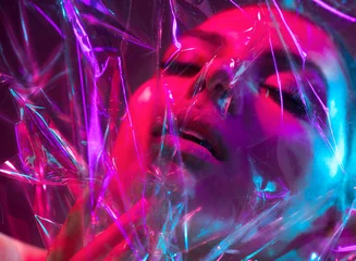 Foto auf Acrylglas High Fashion Model Mädchen in bunten hellen Neonlichtern posiert im Studio durch transparenten Film. Porträt der schönen sexy Frau im UV. Kunstdesign buntes Make-up. Auf buntem, lebendigem Hintergrund © Subbotina Anna