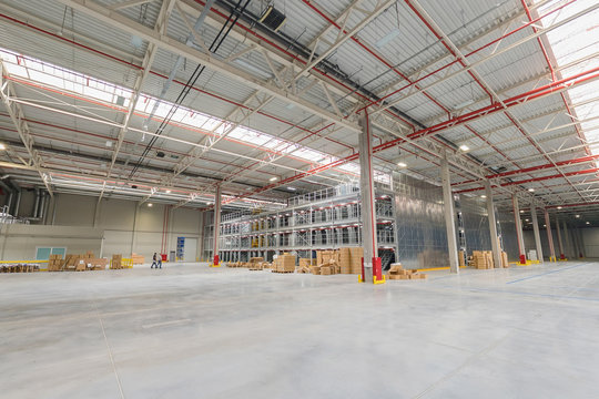 Spacious empty storehouse. Commerical spase