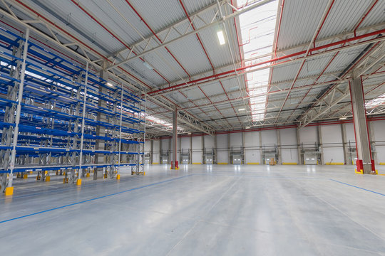 Spacious empty storehouse. Commerical spase