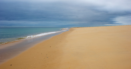 Fototapeta na wymiar Playa solitaria en un dia de tormentas