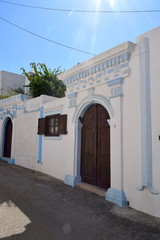 Obraz premium House entrance in a Greek village