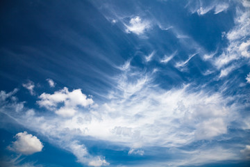 Obraz premium Głębokie Błękitne Niebo Z Nieznacznymi Chmurami