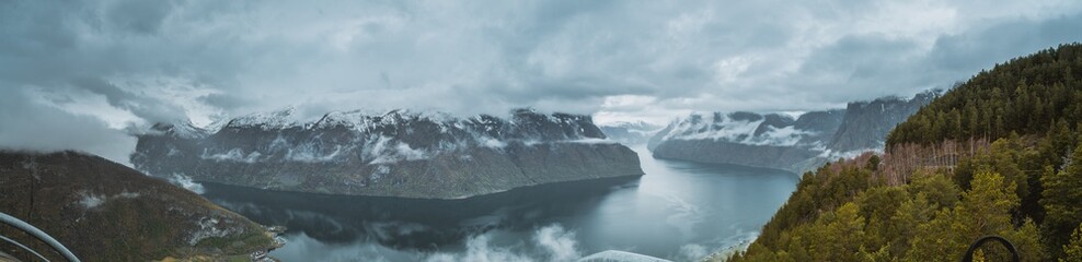 Fototapeta na wymiar Panorama fiordu Aurlandsfjord z punktu widokowego Stegastein