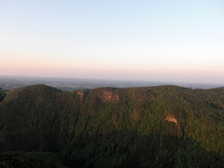 Ein Heißluftballon fährt über das oststeirische Hügelland