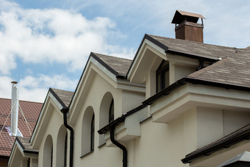 Fototapeta na wymiar triangular roof of a new house against a blue sky