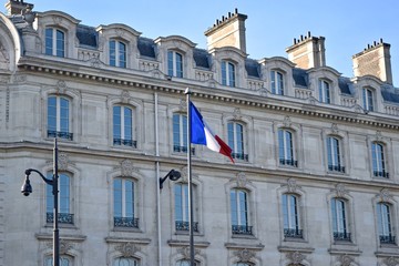 Obraz premium Flag of France at the city.