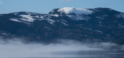 Fototapeta na wymiar Mgła nad jeziorem Krøderen w Norwegii