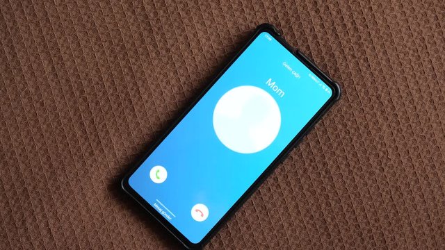 A call is coming to the smartphone. My mom is calling.