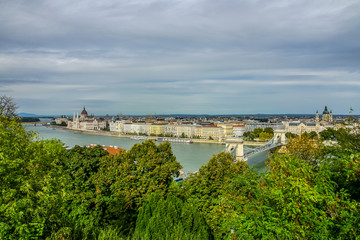 Fototapeta na wymiar View of the Chain Bridge and Parliament in Budapest, Hungary