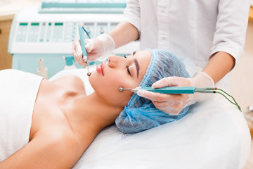 A woman on the procedure of injections in a cosmetology clinic