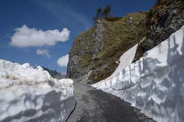 murs de neige sur une chemin de randonnée - Suisse