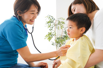 子供の診察をする小児科クリニック