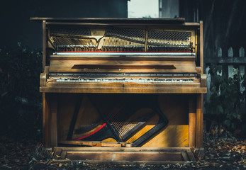 Altes Klavier Komplettansicht