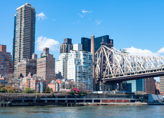 Fototapeta premium Skyline of Midtown Manhattan during Spring with the Queensboro Bridge along the East River in New York City