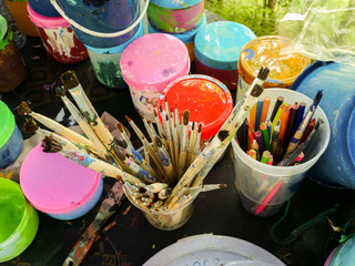 Used paint brushes and crayons