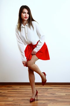 Junge Frau im roten Rock