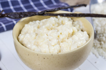 tasse de riz au lait sur une table