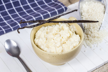 tasse de riz au lait sur une table
