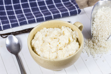 tasse de riz au lait sur une table