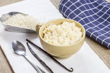 tasse de riz au lait sur une table