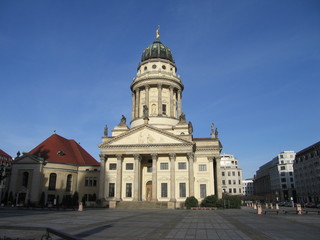 Fototapeta premium Französischer Dom am Gendarmenmarkt unter den Sehenswürdigkeiten in Berlin