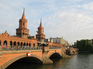 Fototapeta na wymiar Oberbaumbrücke in Berlin an der Spree