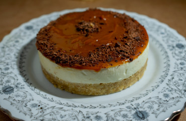 Pastel de queso Dulce de leche en un plato blanco.
