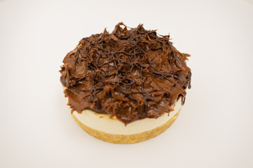 Pastel de queso con fondo blanco