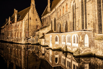 Fototapeta premium Light night with buildings with reflections around channels in Bruges