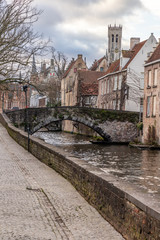 Obraz na płótnie Canvas Buildings around channels and bridge in Bruges