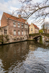 Fototapeta na wymiar Buildings around channels and bridge in Bruges