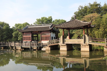 Pont sur un lac à Hangzhou, Chine	